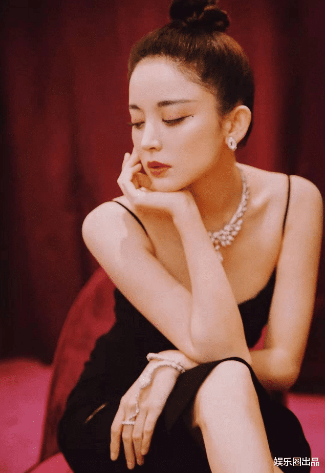 古力娜扎|古力娜扎的状态真绝，拍写真拍出两种既视感，网友给出一致好评