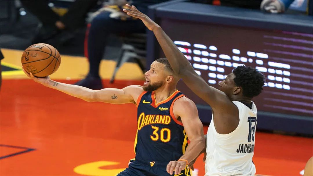 斯蒂芬·库里|尾骨骨折！库里伤病令人担忧，贝兹莫尔：难以置信