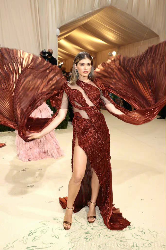 时尚圈的奇葩大喵|MetGala红毯今年的主题太难,肯豆蕾哈娜都跑题,露内裤着实多余