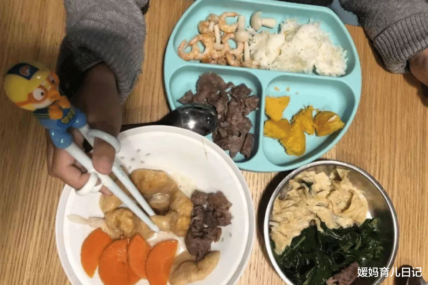 媛妈育儿日记|宝宝自主进食吃得太脏怎么办？家长的耐心，将换来良好的饮食习惯