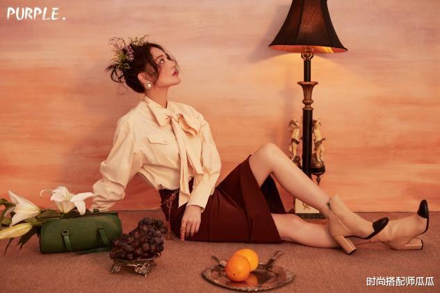 穿衣搭配|短发的张馨予别有风韵，穿低领连衣裙秀凹凸曲线，女人味十足