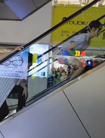 关晓彤|网友偶遇关晓彤拍戏，牛仔裙又土又丑小腹显胖，张一山驼背像老头