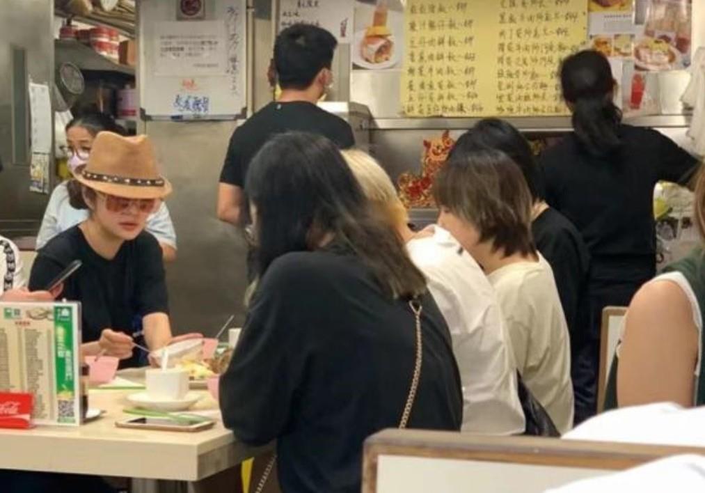 安以轩|40岁安以轩晒近照，向富豪老公深情索吻，二胎女儿大眼萌态罕出镜