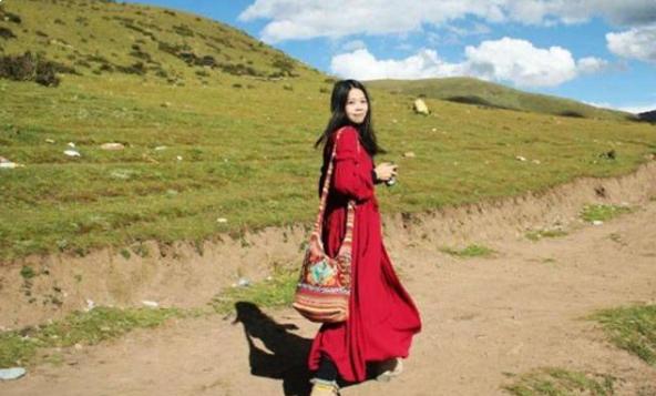 川藏公路 在川藏线上有女旅游客举牌子，写着“求RB”，老司机：全是套路！