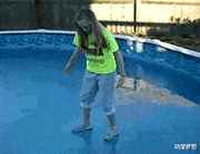 |“钓鱼被咬了，不过钓到了一条招财龙鱼，不亏...”哇哈哈哈，评论沸腾了～