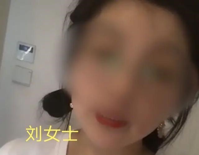 汪水芬说 上海：一女子在下高铁时，踩到女乘客的新鞋，道歉后却要赔280元