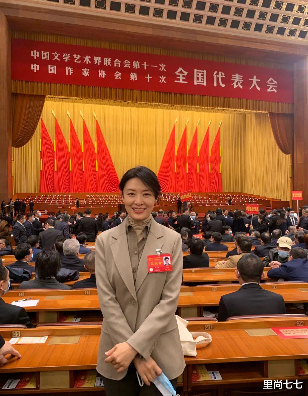 穿衣搭配|周涛“升官”后首露面,穿英伦风大变样,同框许晴不输美貌赢气质