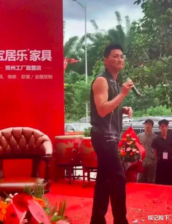 何家劲|过气艺人有多惨，最帅展昭何家劲街头卖唱，已多年未接到戏约！