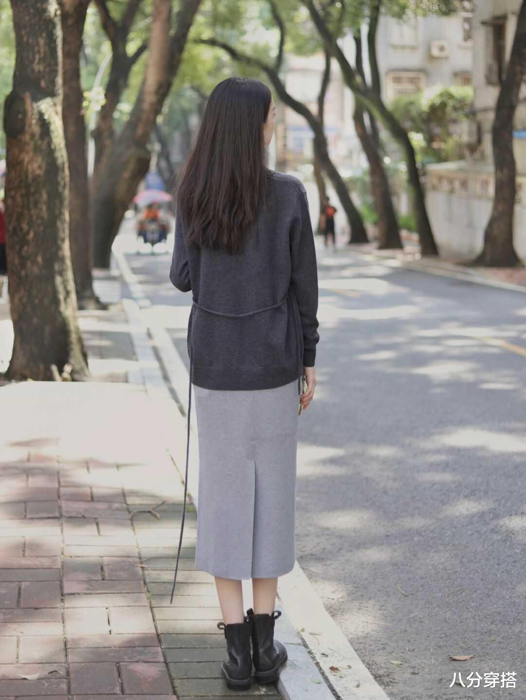 八分穿搭 冬天不知道穿什么？那就来一条高腰直筒裙吧！精致简约又温柔