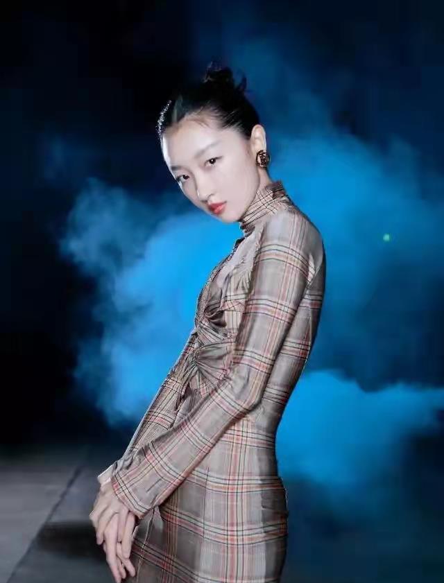 MARRY 周冬雨要身材没身材，要长相没长相，她凭什么红得发紫？