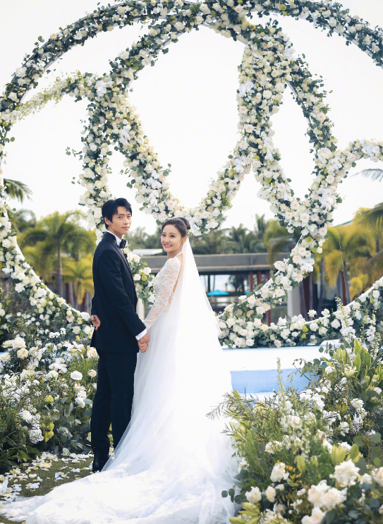 魏晨|魏晨结婚现场照片曝光！新娘穿大露背拖地婚纱，五官精致鼻梁高挺