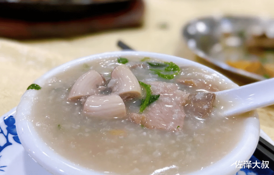 佐泽大叔 广州开在停车场里的猪杂粥，连像样的门都没有，却有人开豪车来吃