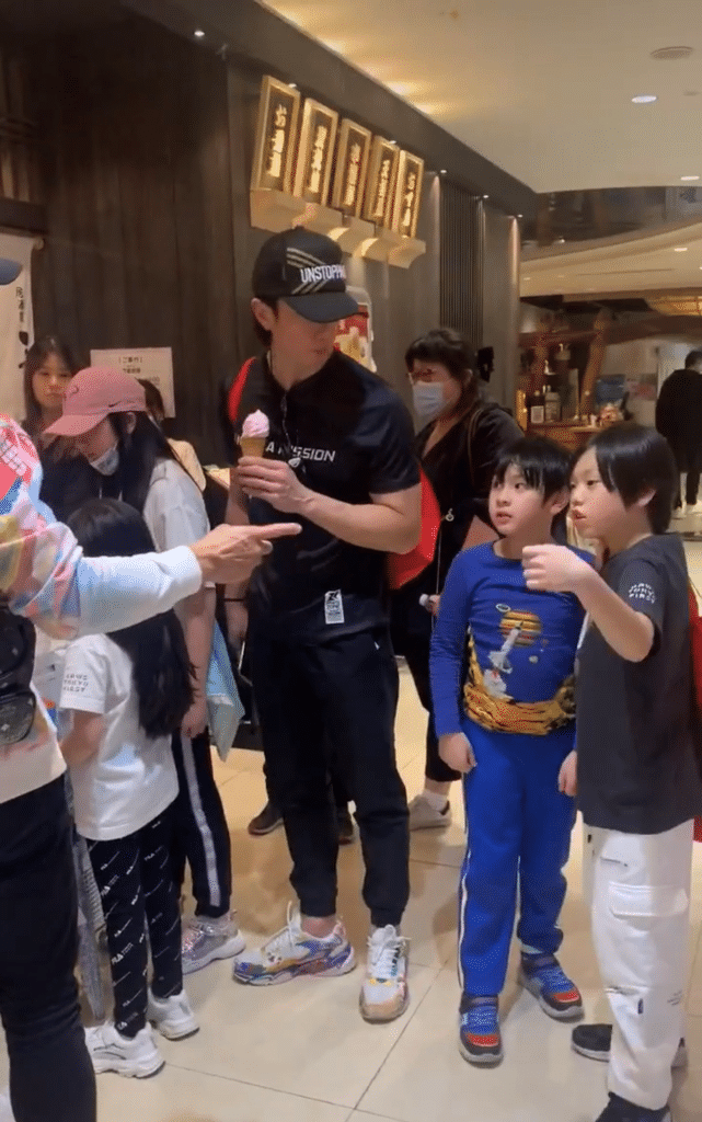 吴尊|吴尊晒《爸爸5》重聚照，NeiNei小泡芙Jasper开心同框，等比例长大