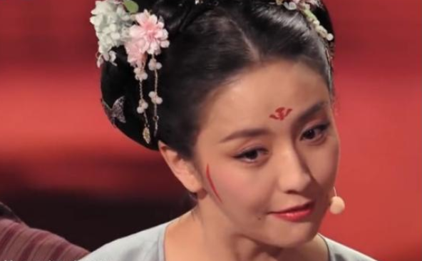 戒指|“跨行达人”佟丽娅：文代会穿两万上衣站C位，主持春晚引争议