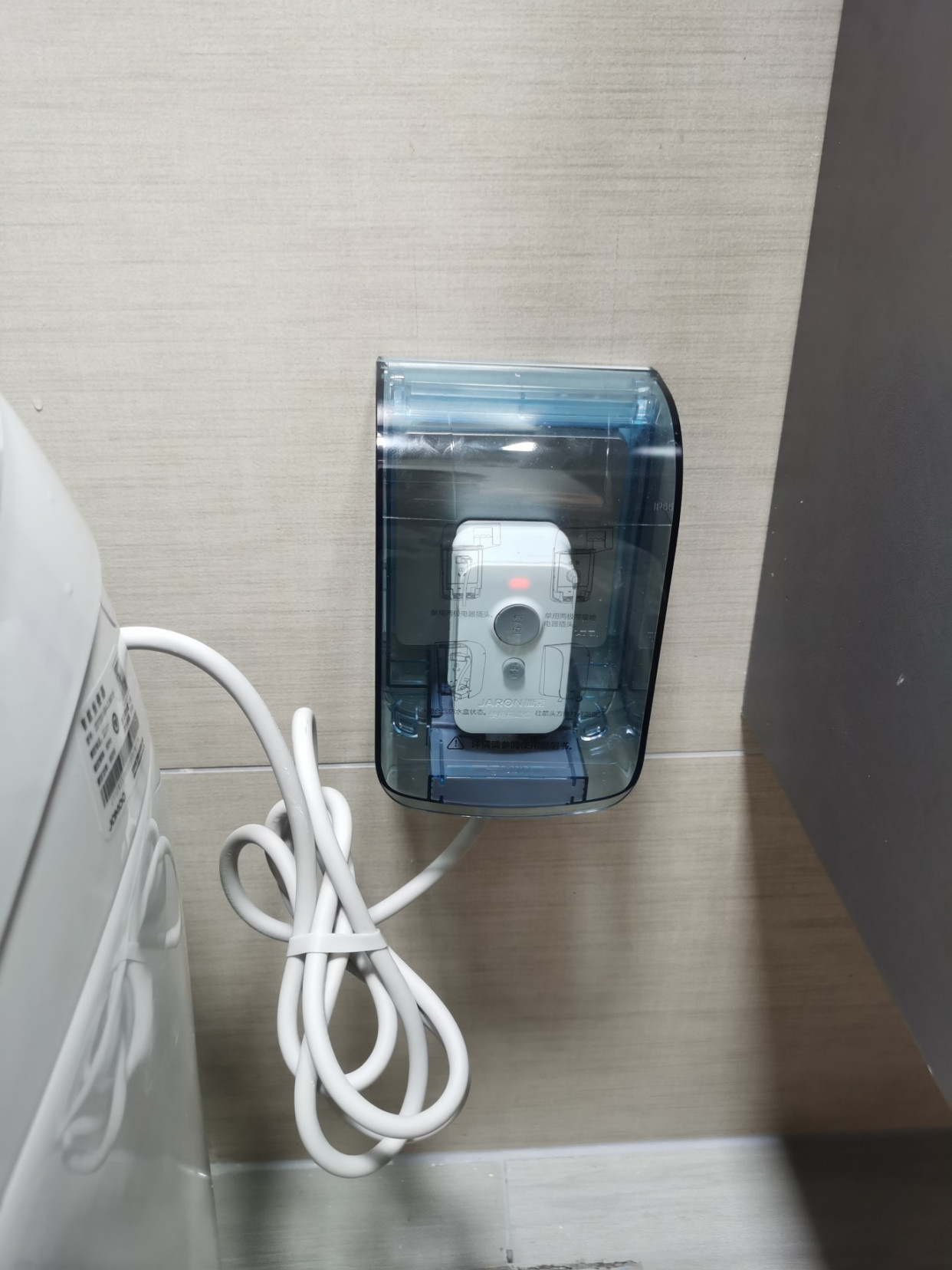 同样是小卫生间，看看人家的马桶边布置，干净利落、清清爽爽！