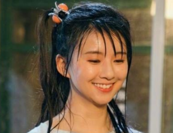 小彩旗|21岁小彩旗在变胖的路上越走越远，姨妈杨丽萍对她已经失去控制