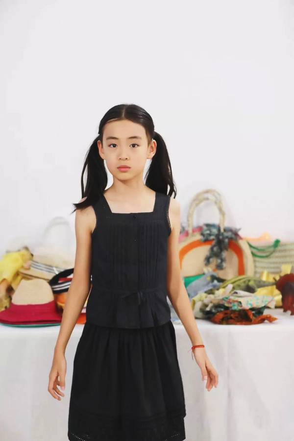 全球时尚号|佟大为女儿出“道”，只有13岁就开始拍时尚大片，穿少女裙很可爱