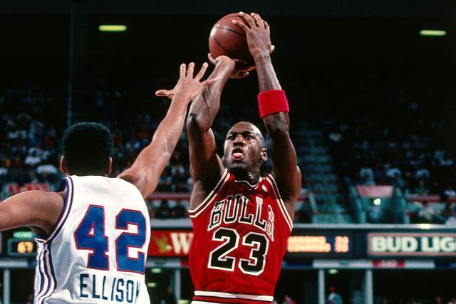 迈克尔·乔丹|乔丹打了多少年nba？为何大家只说6进6冠，其他赛季却只字不提？