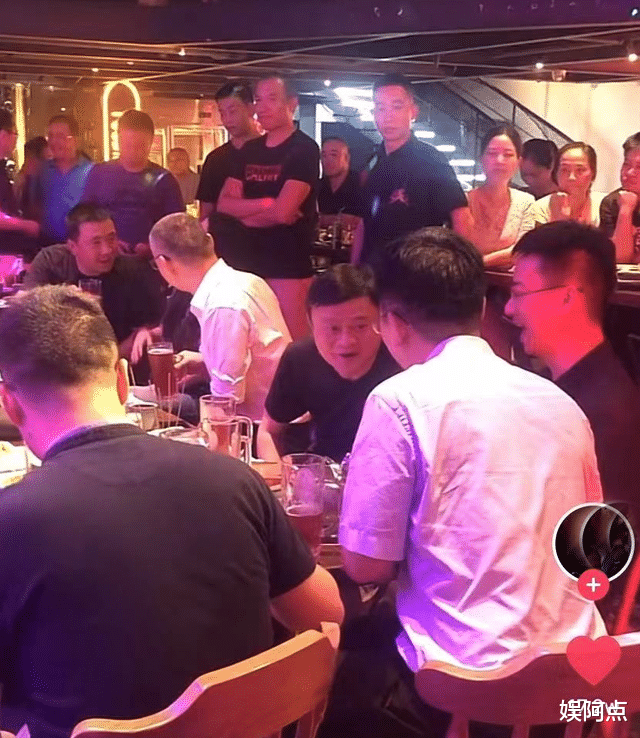 酒吧|马云罕见现身酒吧聚餐，近照发福明显！身后几位保镖十分抢镜！