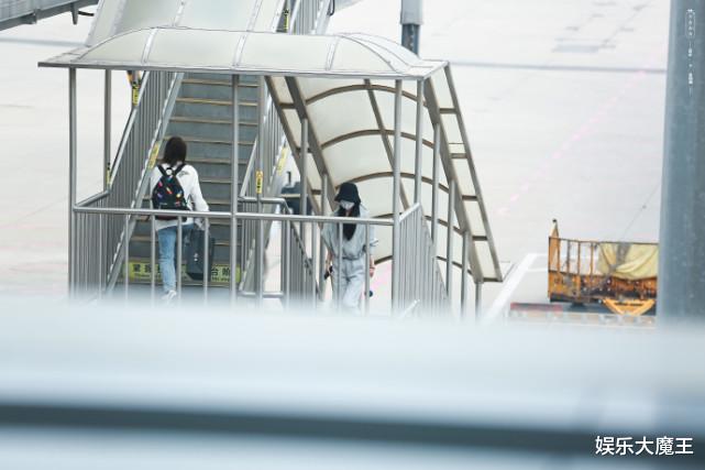 赵丽颖|赵丽颖刚离婚两天就投入工作太拼，手拎养身锤太起范，涂美甲寓意心情灰白？