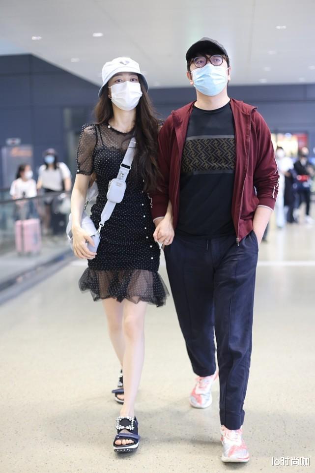 lo时尚咖|吉娜和朗朗真般配，挽手出行好甜蜜，吉娜的衣品太棒了！