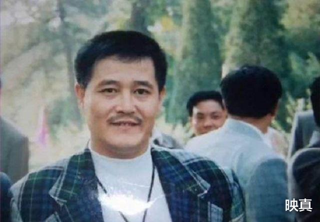 孤单又灿烂的神|赵本山为上春晚，带12瓶茅台去“送礼”，不知送给谁，自己全喝了