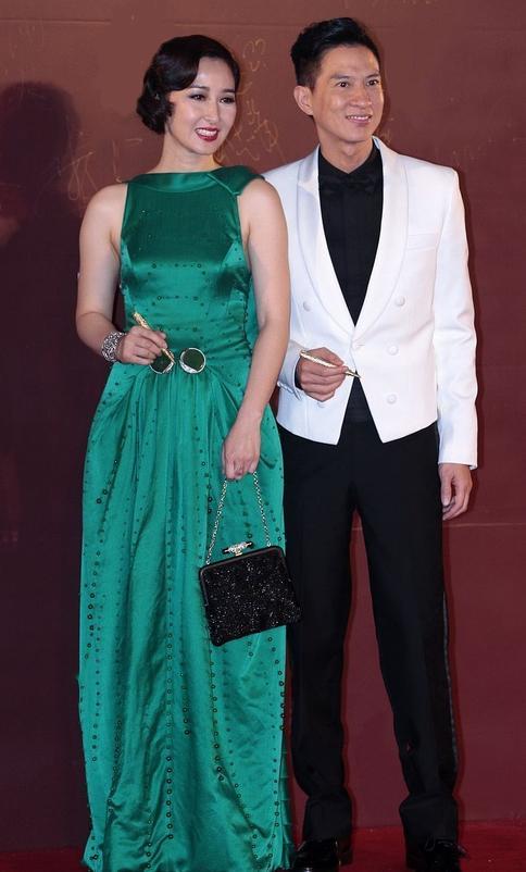 全球时尚号|56岁关咏荷与张家辉同框，穿绿色高光色长裙好惊艳，不像两孩子妈