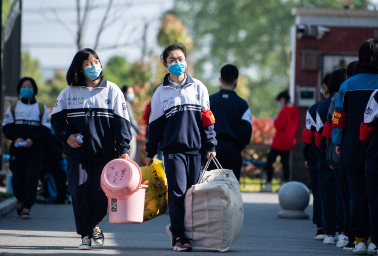 |同样是高中生，一个住校、一个走读，高考结束后差距明显拉大