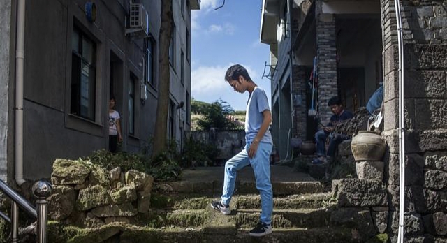 发际线|发际线男孩小吴，一年多没见，模样大变，看起来他过的不错