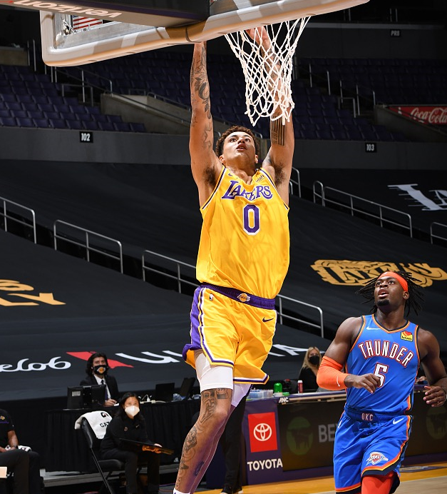 湖人队|8球17分！湖人防守崩盘，小黑尽力了，老詹后发制人，波普真卧底