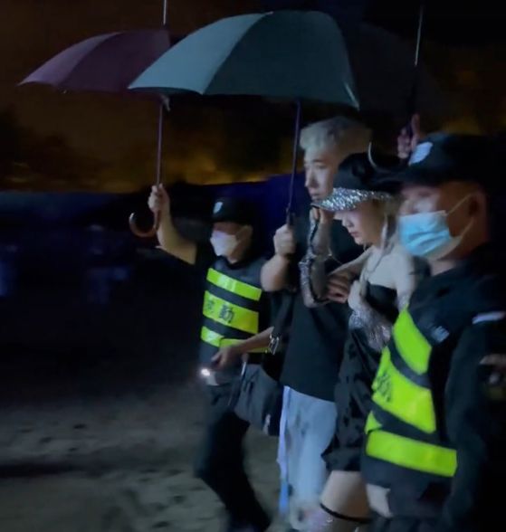 乃万|海南万宁：乃万穿短裙参加活动，走路被搀扶，“下雨风吹不冷吗”