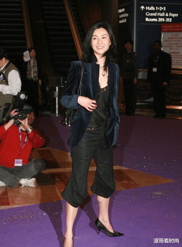 西装|56岁张曼玉现身活动，丝绒西装配蕾丝背心、五分裤，简约又显气质