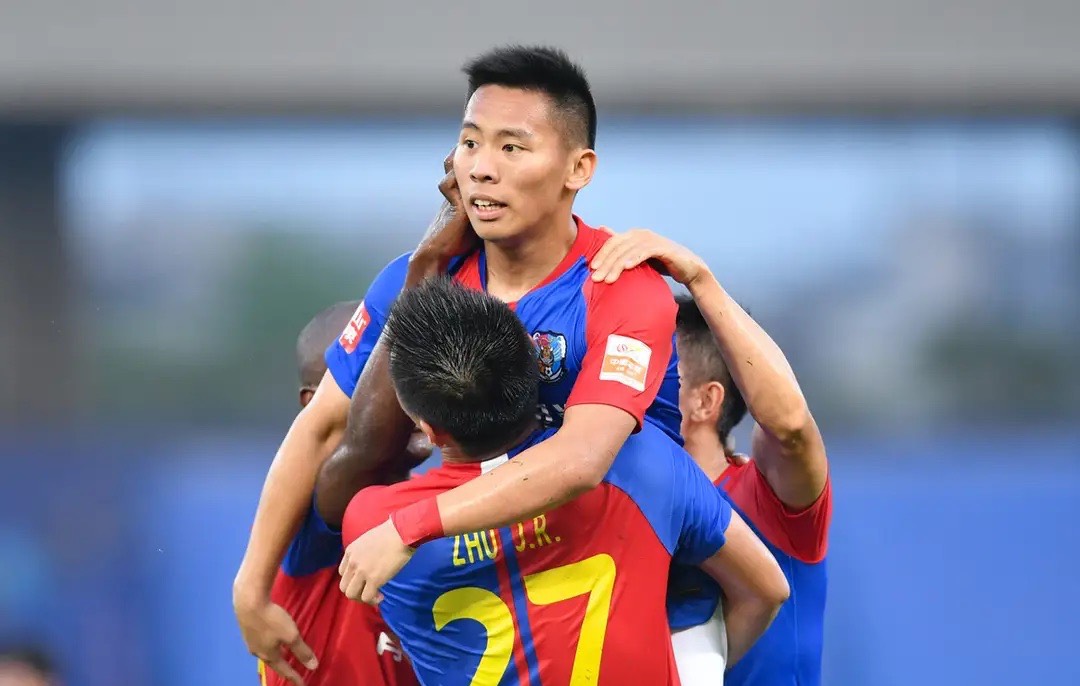 周俊辰|周俊辰追随吴金贵，申花离队3将下家敲定，33岁高薪国脚成烫手山芋