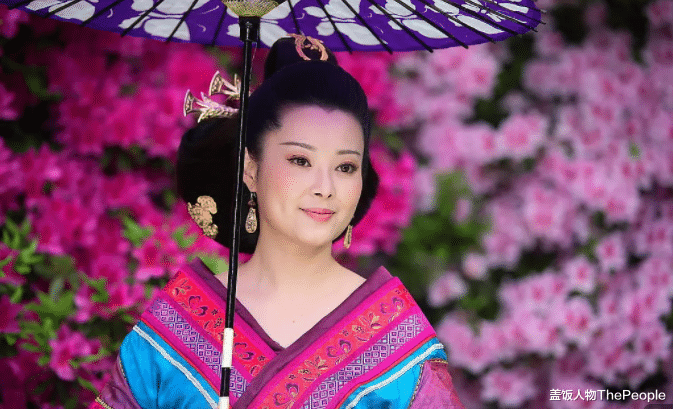 刘亦菲|红毯比美直角肩稳赢、古装造型斜肩显气质，女星肩部较量也有玄机