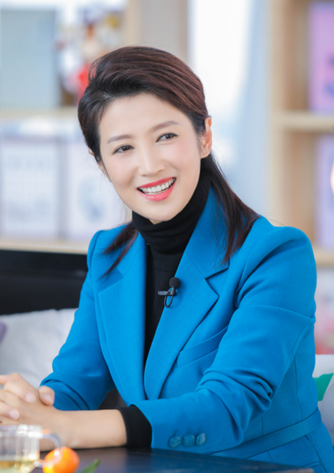 春妮|《新闻联播》刚强，42岁娶二婚春妮，43岁意外得子全家乐开怀