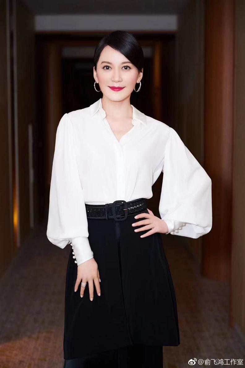 江南小蚂蚁|中年女人衬衫穿出“中介同款老干部风”? 款式没选对，说啥都白费
