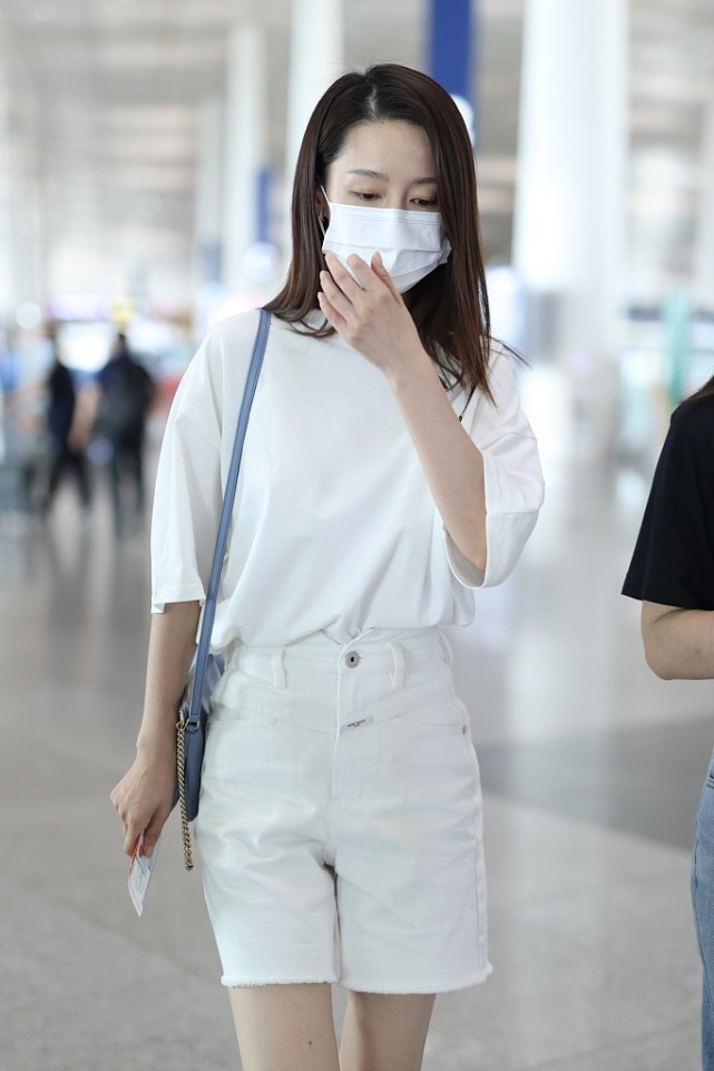 李沁|李沁真好看，白色T恤搭白色短裤，这么简简单单穿多美啊！