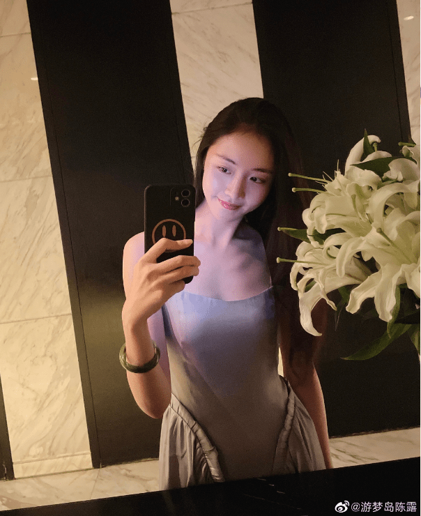 霍尊|霍尊被封杀后前女友陈露首露面，笑容灿烂一扫遭男方抛弃阴霾