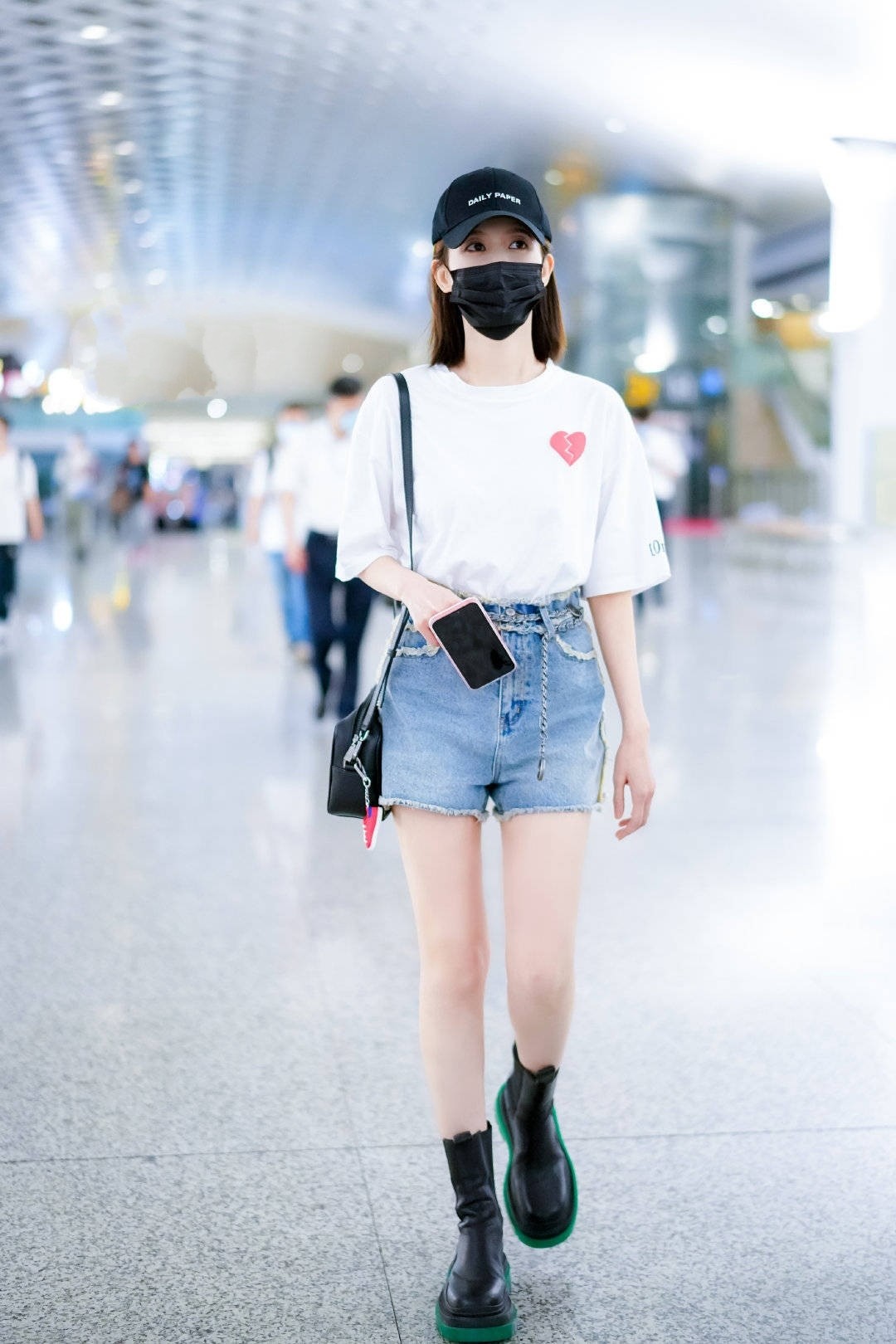 大表姐的时尚圈|大热的“短裤+短靴”,明星都抵抗不了,这样搭造型美得不一样