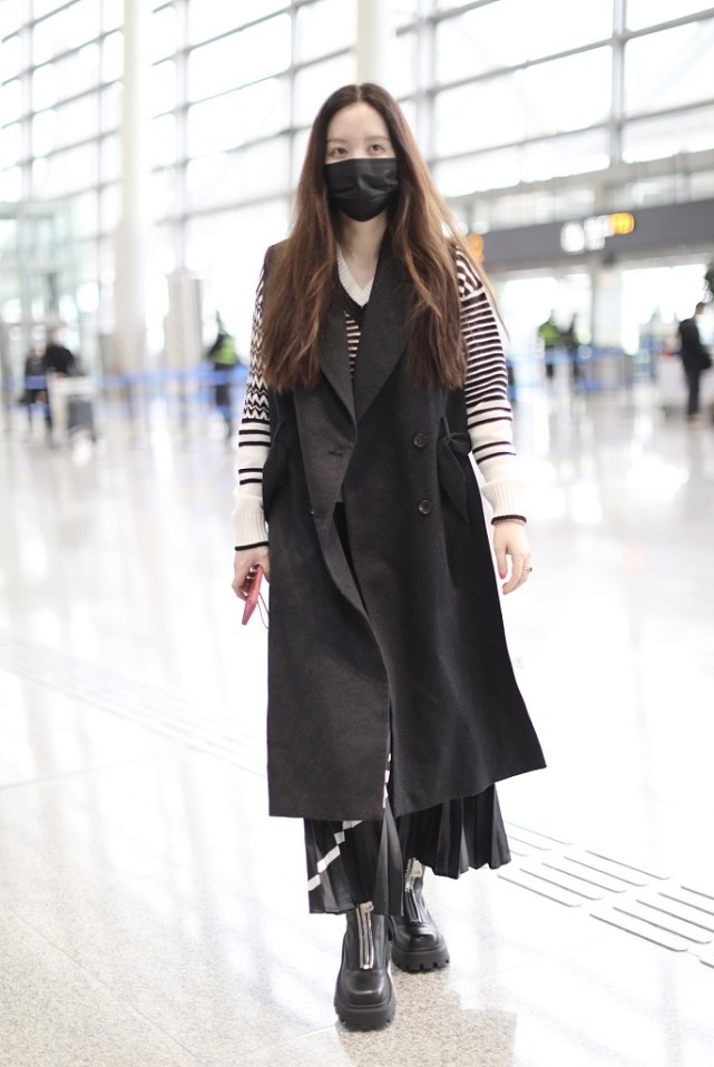 大表姐的时尚圈 张萌简直是在走秀，穿西装直接“内衣外露”，这造型回头率确实高