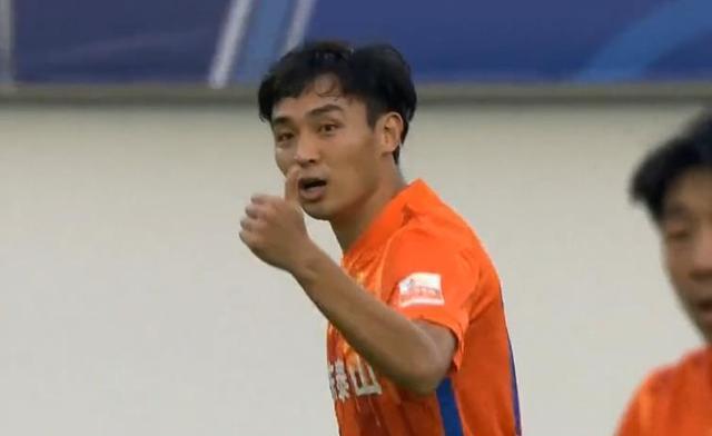 朱挺|朱挺恶意犯规坐实，临上场前对队友说：我上去废了他，球迷怒了