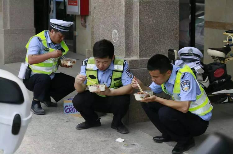 生活眼球 车停自家车位上，第二天被贴了9张罚单，邻居：我干的，我也想停