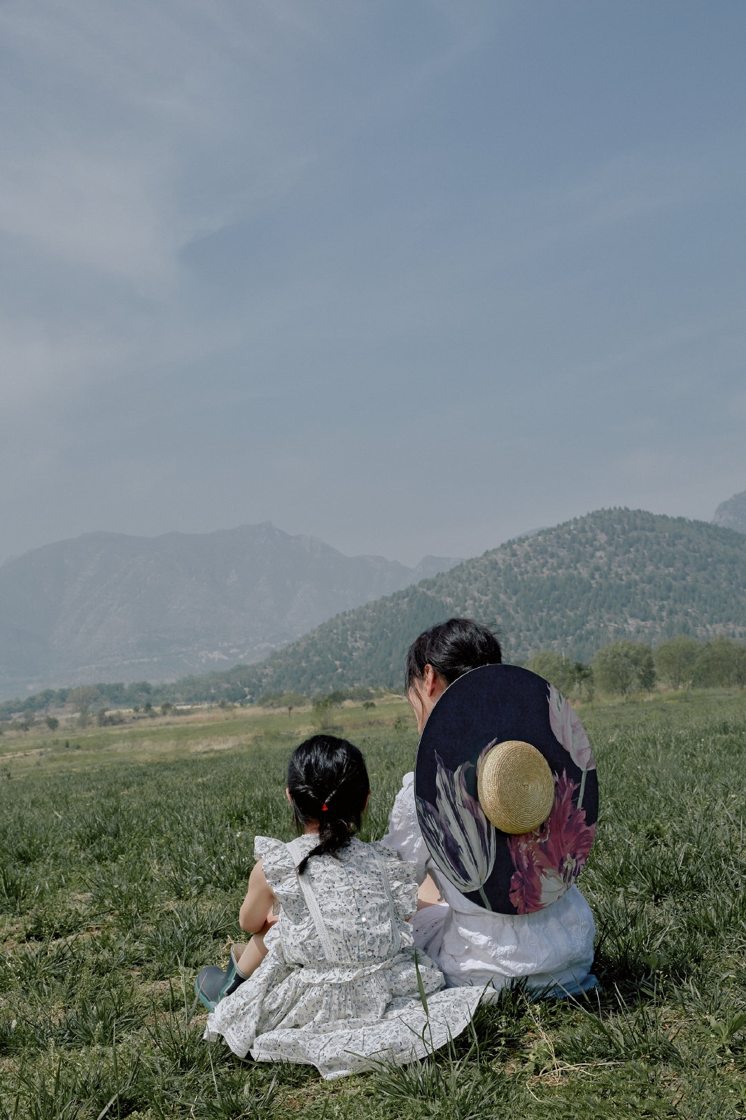 黄奕|黄奕与女儿拍纯白故事感大片，妈妈酷飒刚毅，黄芊玲公主范儿十足