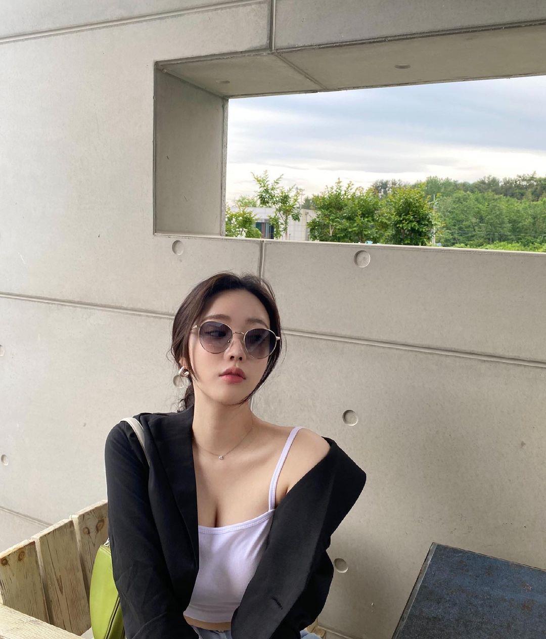 一个爱穿搭的小马甲|炎炎夏日离不开吊带背心，换种穿搭思路美到冒泡，超A