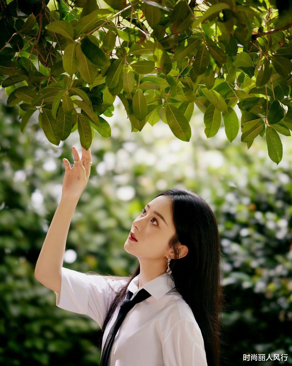 时尚丽人风行|赵丽颖最近的穿搭简直开挂！穿“Dior校服”凹少女造型，太惊艳