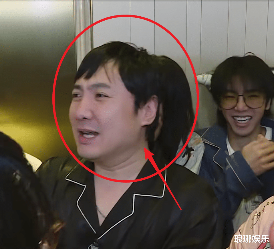 明星素颜|王牌6要求全员素颜玩游戏，看清怼脸的镜头，谁在偷偷作弊很显然