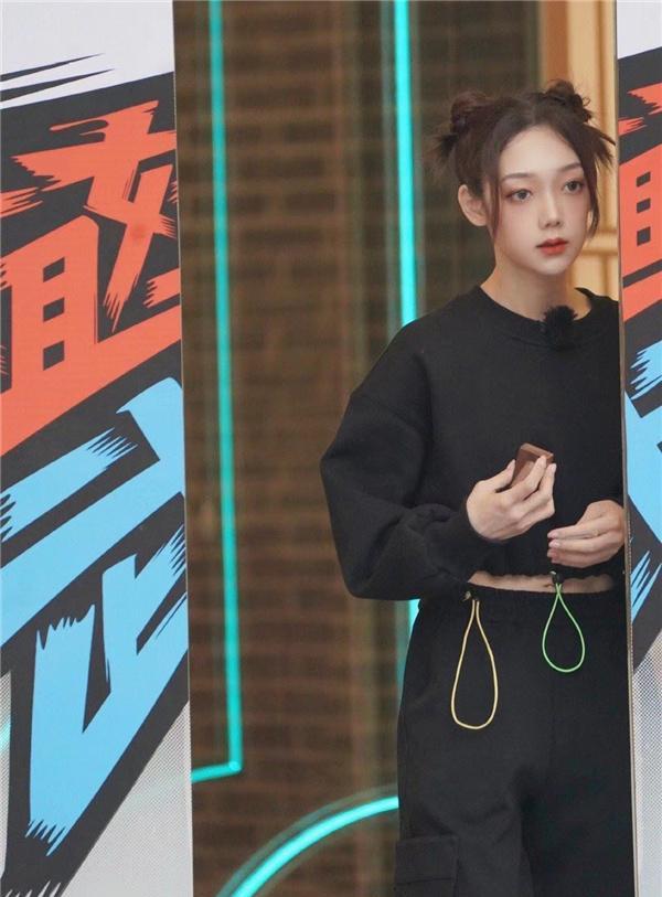 孙海霞说说电影 硬糖少女真全员女汉子！光脚在水里踩鹅卵石搬行李，徒手拍蜘蛛