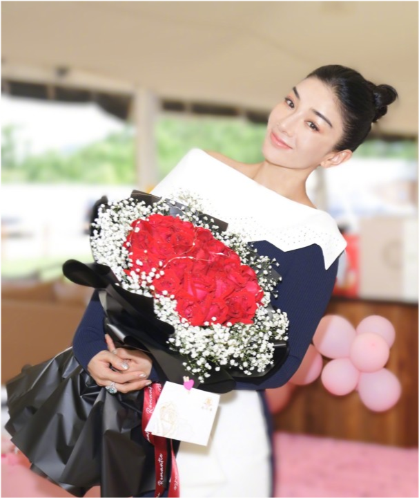 时尚风行派|黄奕44岁生日难得高调一回！穿“中国红”裙美回巅峰，女儿颜值大逆袭