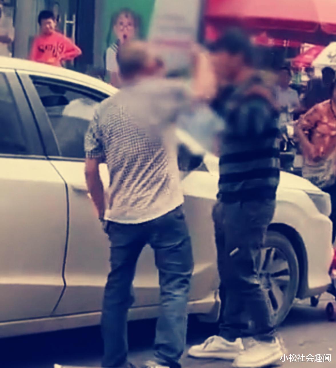 广东:大爷碰瓷轿车,抢夺司机手机不让报警,没有2000块你走不了