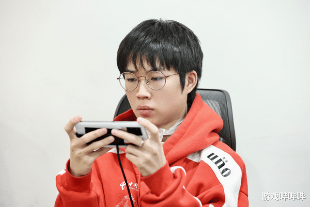 为什么AG卡位赛中，久诚王昭君清线不如火舞？是他真的捞了吗？